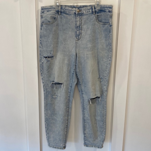 American Eagle Outfitters Denim - AMERICAN EAGLE light wash distressed curvy hi-rise jegging